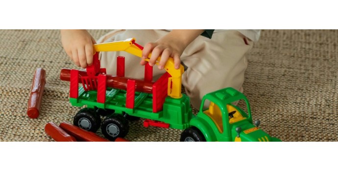 Jakie są różnice między stalą borową a zwykłą stalą w produkcji części rolniczych?